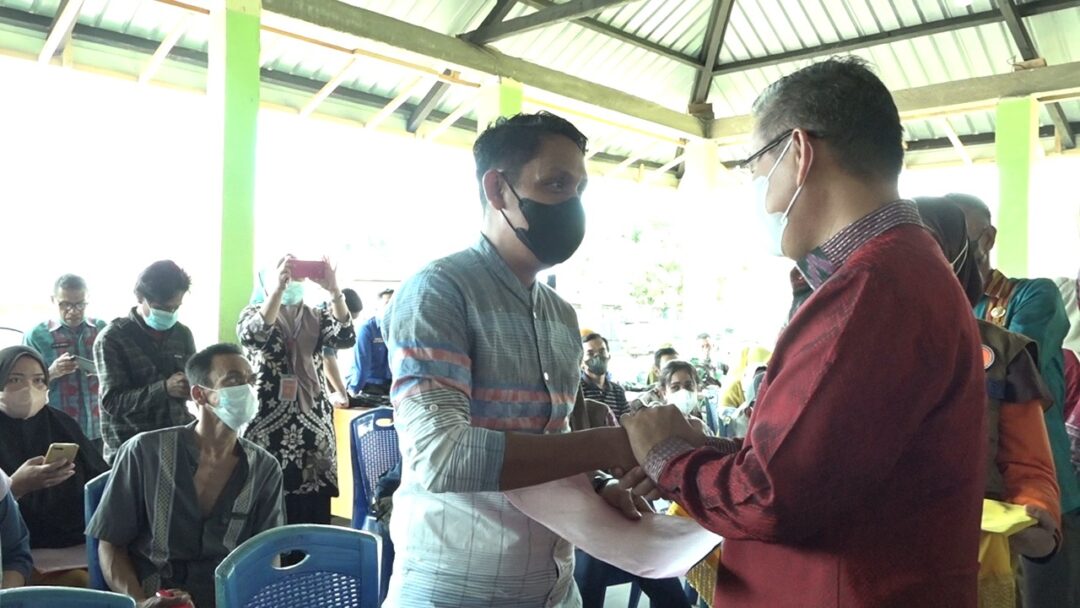 Wali Kota Kendari Serahkan Bantuan Perbaikan Rumah, Harapannya Dapat Meringankan Beban Warga