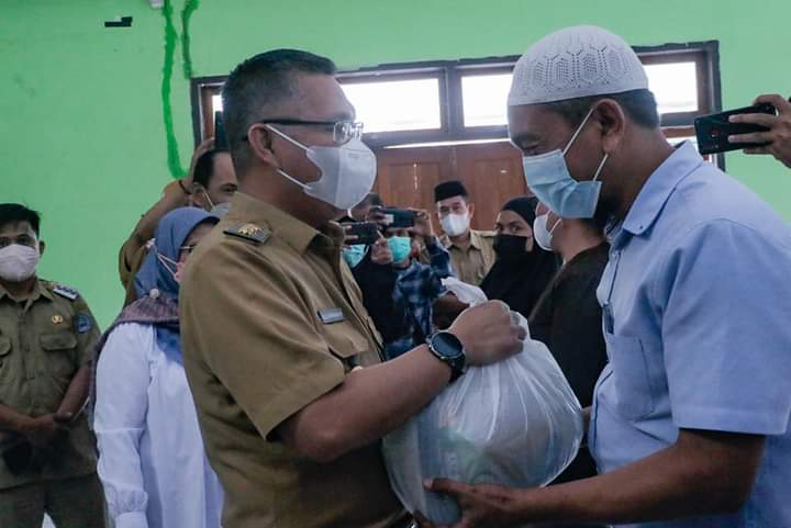 Pangkas Biaya Warga, Walikota Kendari Instruksikan Paket Sembako Murah Door to Door 