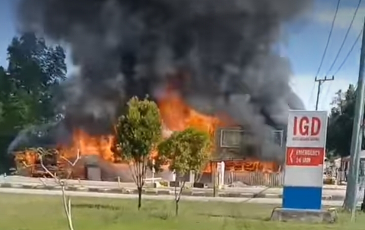 Akibat Tabung Gas Meledak Tujuh Kios di Samping RSUD Kota Kendari Ludes Terbakar