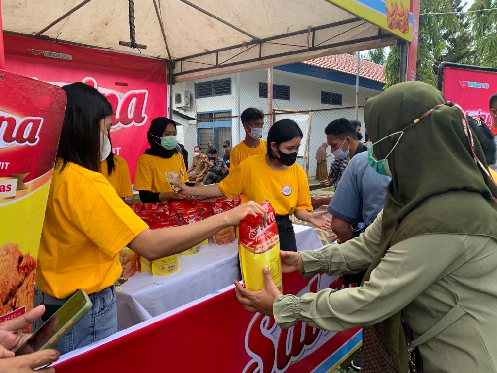 1.200 Bungkus Minyak Goreng Murah Disediakan di Pelataran Kantor Disperindag Sultra