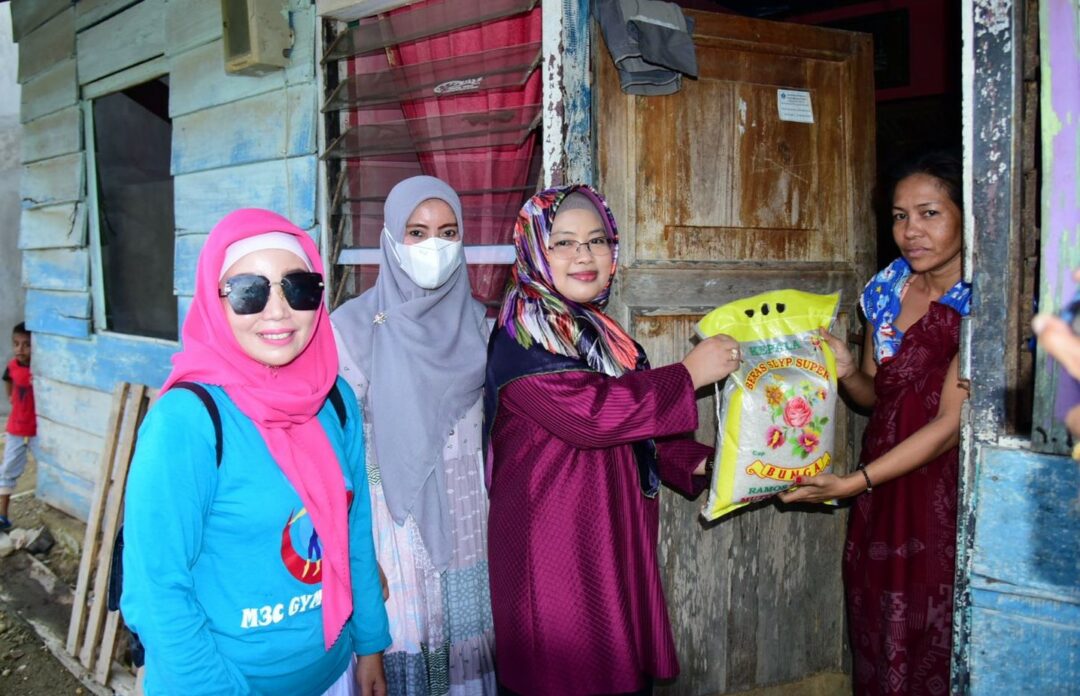 Ketua TP PKK Kendari bersama MC3 GYM Salurkan Paket Sembako