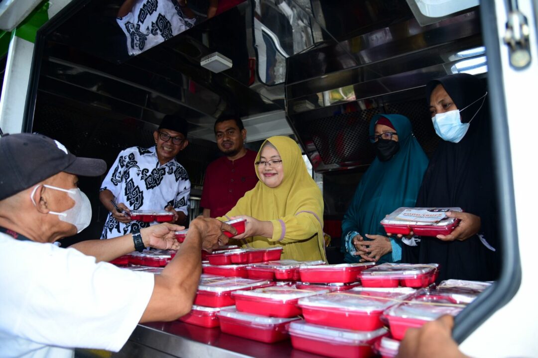 ACT Kendari Bersama TP PKK Salurkan Ratusan Paket Makanan Gratis