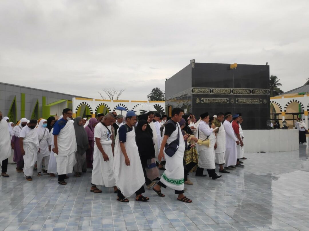 Calon Jamaah Haji Kota Kendari Laksanakan Praktek Manasik Haji