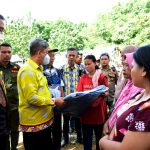 Sekda Kota Kendari Serahkan Bantuan Korban Kebakaran Untuk 26 KK di Kampung Mandiri Energi