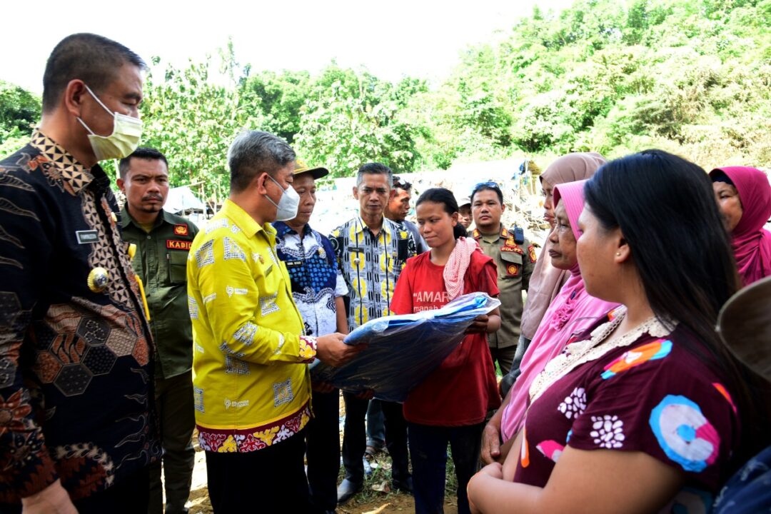 Sekda Kota Kendari Serahkan Bantuan Korban Kebakaran Untuk 26 KK di Kampung Mandiri Energi