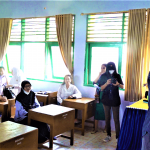 Wali Kota Kendari Jadi Murid Saat Reuni Bersama Guru dan Rekannya di SMPN 1 Kendari