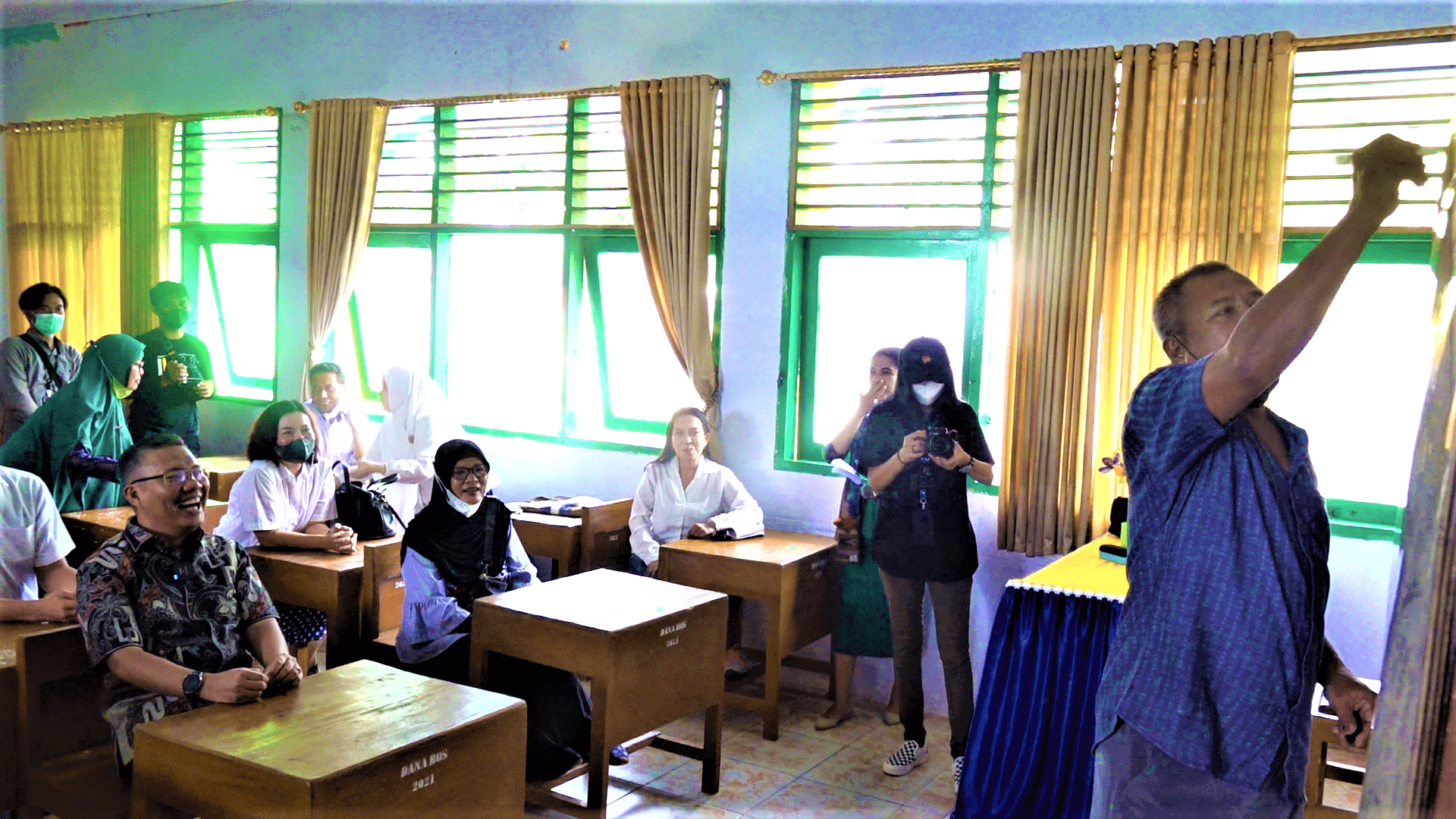 Wali Kota Kendari Jadi Murid Saat Reuni Bersama Guru dan Rekannya di SMPN 1 Kendari