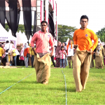 37 Perwakilan Saling Bersaing, Berebut Juara Lomba Lari Karung di HUT Kota Kendari ke 191 Tahun