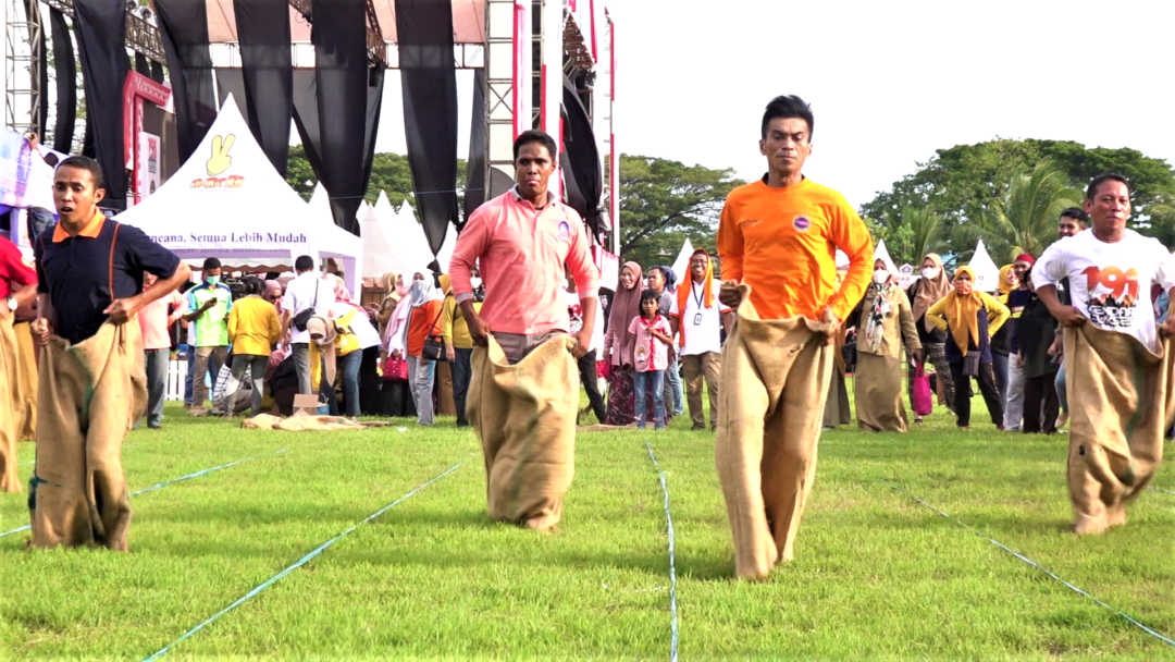 37 Perwakilan Saling Bersaing, Berebut Juara Lomba Lari Karung di HUT Kota Kendari ke 191 Tahun