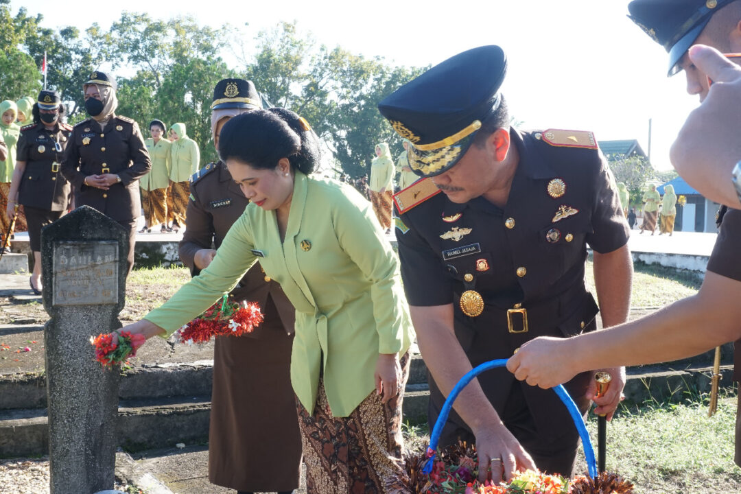 Peringati Hari Bhakti Adhyaksa Ke-62, Kejati Sultra Ziarah di TMP Watubangga Kota Kendari