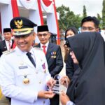 Wali Kota Kendari Serahkan Penghargaan Untuk Tenaga Kesehatan di HUT Kemerdekaan RI Ke-77
