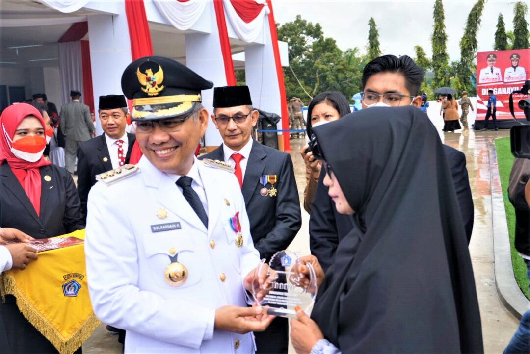 Wali Kota Kendari Serahkan Penghargaan Untuk Tenaga Kesehatan di HUT Kemerdekaan RI Ke-77