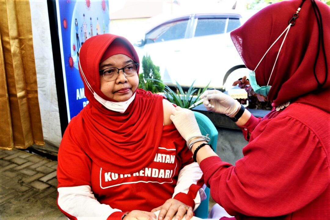 Vaksin Covid-19 Dosis Keempat Mulai Diberikan Untuk Tenaga Kesehatan Kota Kendari