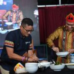 Menteri Pariwisata dan Wali Kota Kendari ‘Adu Mekanik’  Buat Makanan Khas Suku Tolaki