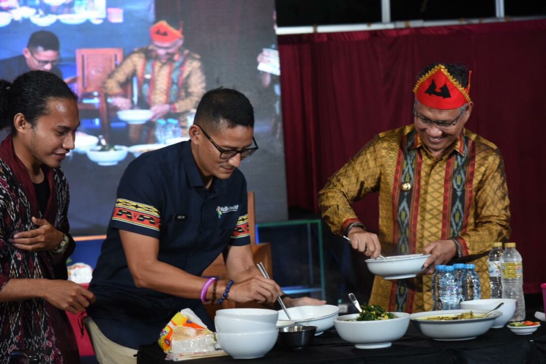 Menteri Pariwisata dan Wali Kota Kendari ‘Adu Mekanik’  Buat Makanan Khas Suku Tolaki