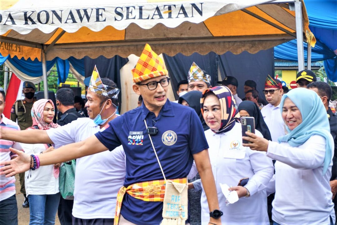 Sandiaga Salahuddin Uno Kunjugi Desa Wisata Air Terjun Sumbersari Sambil Berburu Souvenir di Kecamatan Moramo