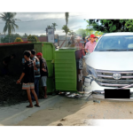 Akibat Bermain Ponsel, Pengendara Mini Bus Tabrak Truck Bermuatan Pasir Hingga Terguling