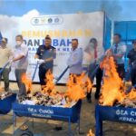 Bea Cukai Kendari Bersama Pemerintah Kota Kendari Musnahkan 676 Liter Miras dan Rokok Ilegal