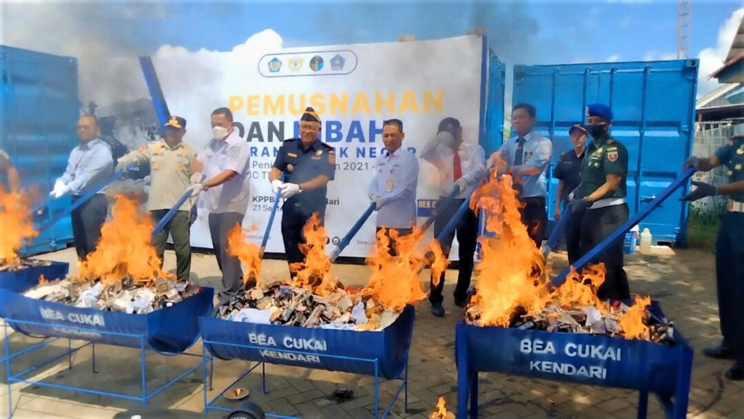 Bea Cukai Kendari Bersama Pemerintah Kota Kendari Musnahkan 676 Liter Miras dan Rokok Ilegal