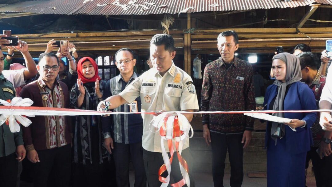 PJ Wali Kota kendari Resmikan Puluhan Lods Pedagan Ikan di Pasar Baruga Kendari