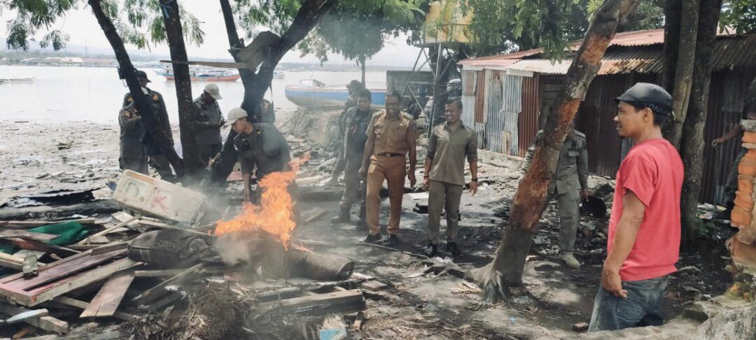 Diduga Sebagai Tempat ‘Esek-esek’ Dan Peredaran Miras Ilegal Satpol PP Kendari Bakar 2 Bangunan Liar