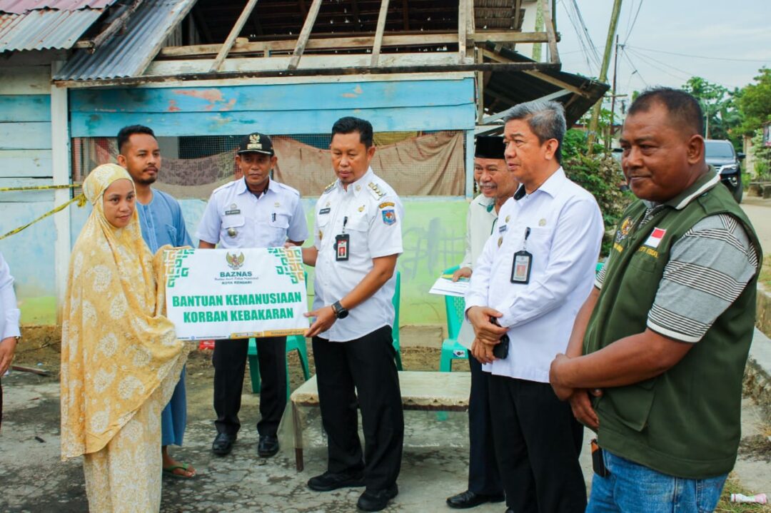 Pemkot Kendari Serahkan Bantuan Untuk Korban Kebakaran di Jalan Segar Kecamatan Kadia