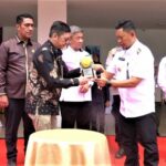 Pj Wali Kota Kendari Serahkan Piala Adipura Kesebelas Kepada DPRD Kota Kendari Abdul Razak