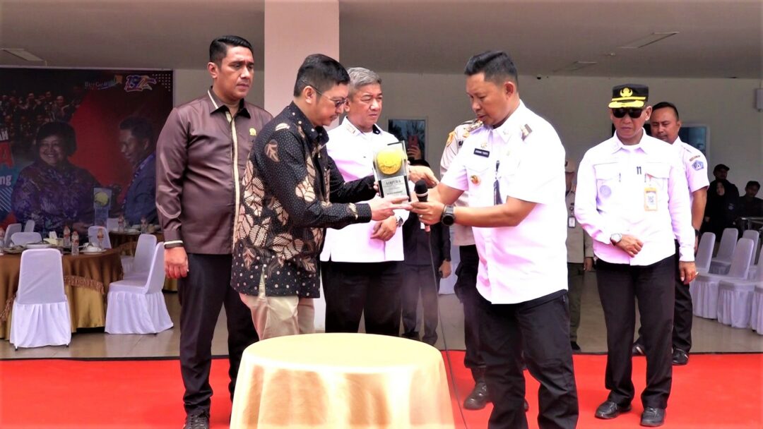 Pj Wali Kota Kendari Serahkan Piala Adipura Kesebelas Kepada DPRD Kota Kendari Abdul Razak