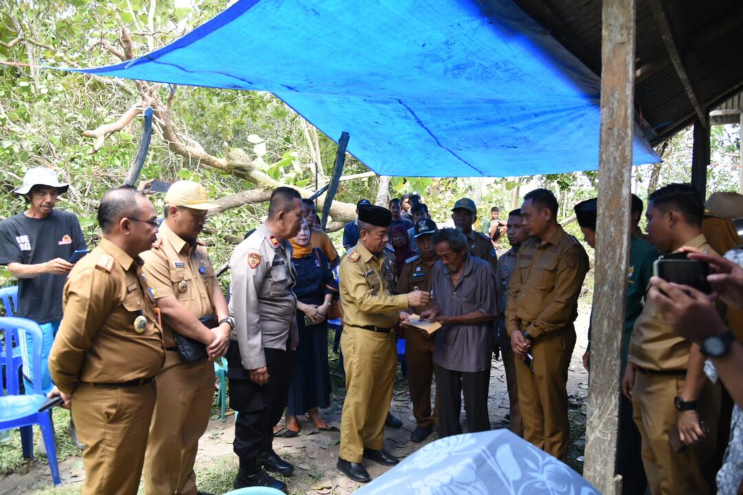 Pemkot Kendari Serahkan Bantuan Untuk Korban Tertimpa Pohon