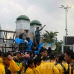 Foto: Demo Mahasiswa Tolak UU Cipta Kerja di Gedung DPR